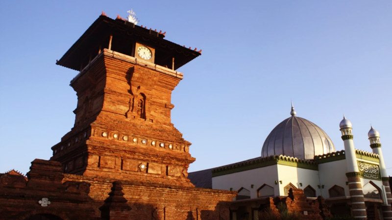 Masjid Menara Kudus Dengan Bangunan=arsitektur Unik