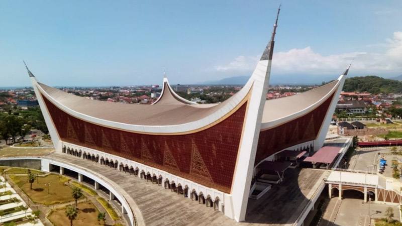 Masjid Raya Sumatera Barat Masjid Yang Memiliki Arsitektur Unik Di Indonesia